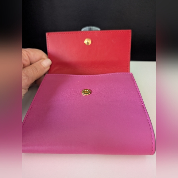 Authentic Gucci Calfskin French Flap Wallet in Hibiscus Red and Pink - Picture 5 of 10